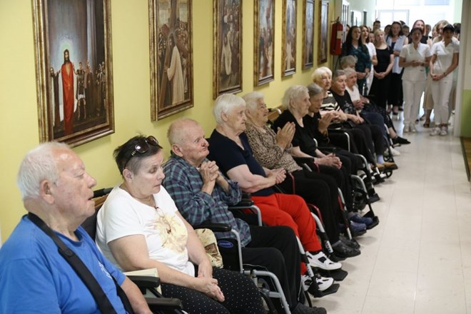 ​Biskup Radoš pohodio korisnike Caritasovog dom u Ivancu
